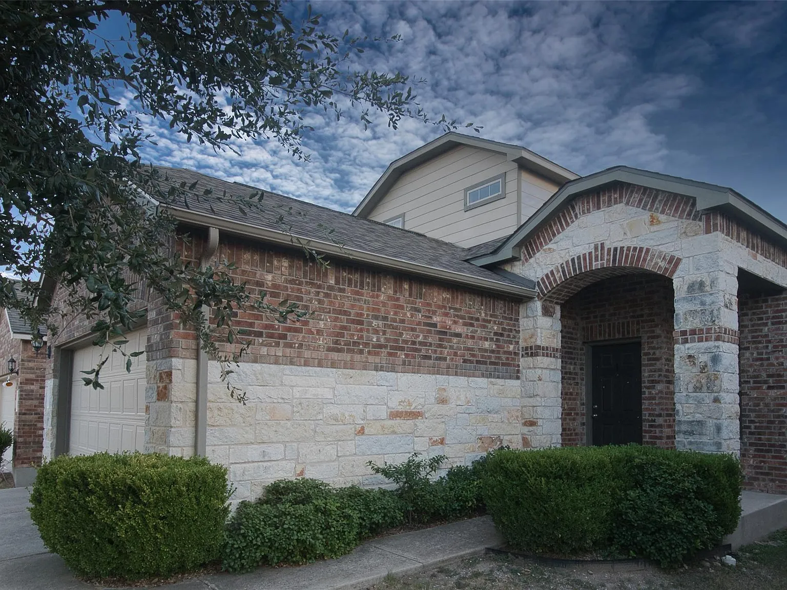 3 bed, 2.5 bath, 1929 sqft, $2,150 — Photo 2