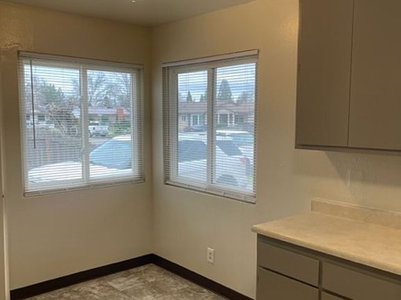 5th image of 3313 Willow Ln