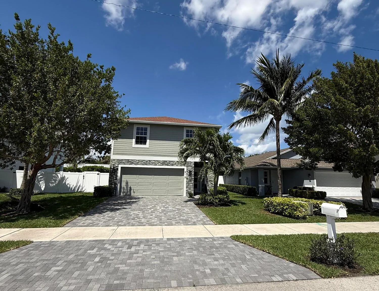 4 bed, 2.5 bath, 2034 sqft, $7,595 — Photo 3