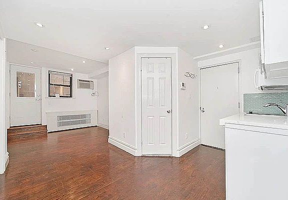 3rd image of 102 Greenwich Ave APT 14