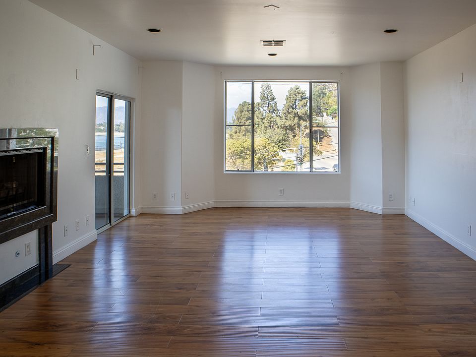 Living room viewed from the kitchen