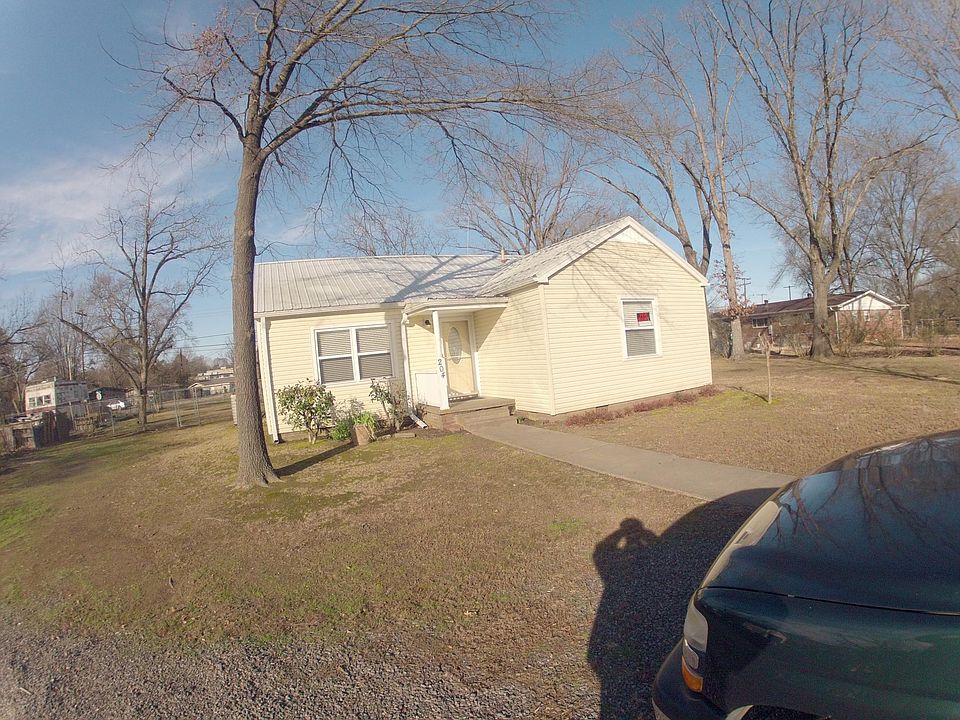1st image of 204 W Circle Dr