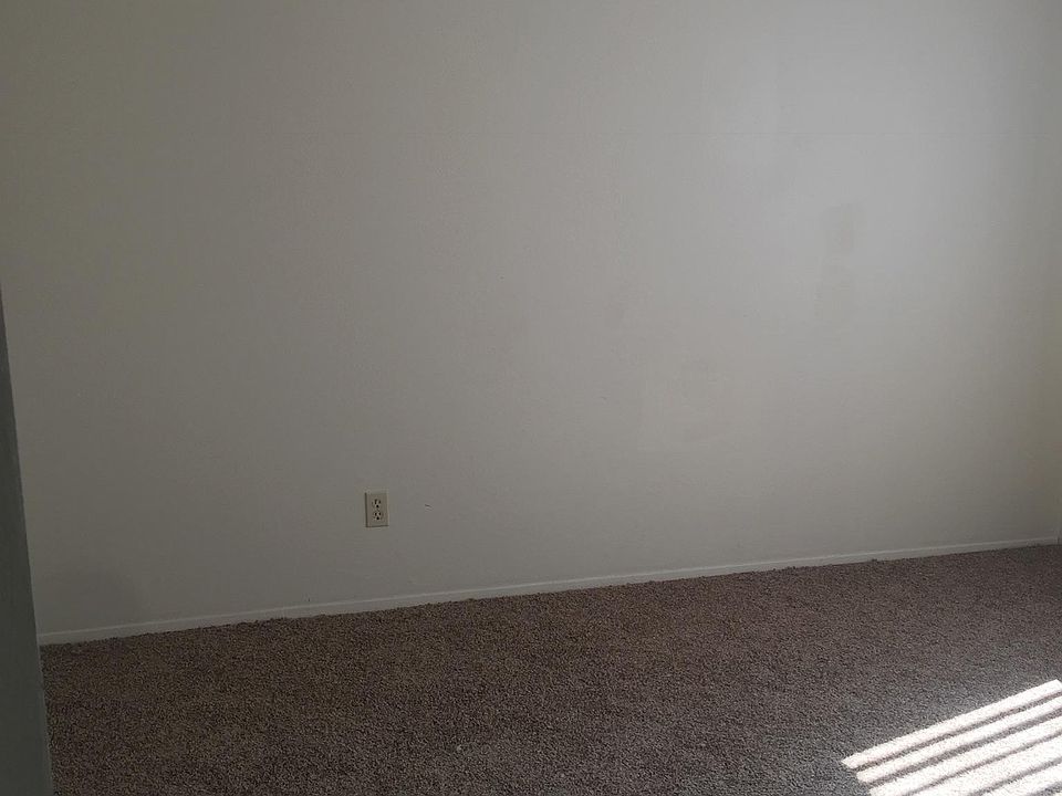 1st image of 910 E 7th St #4