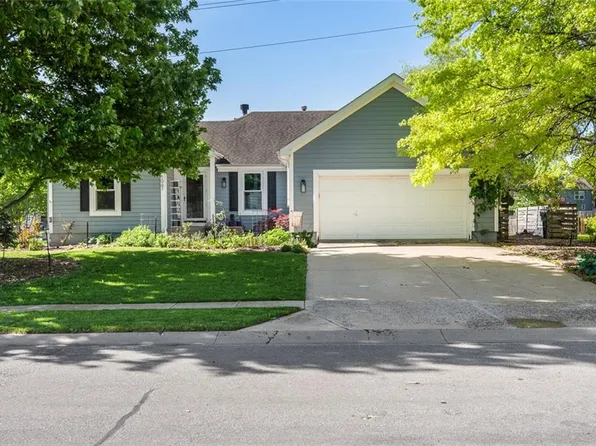 1061 Pumpkin Ridge St, Gardner, KS 66030