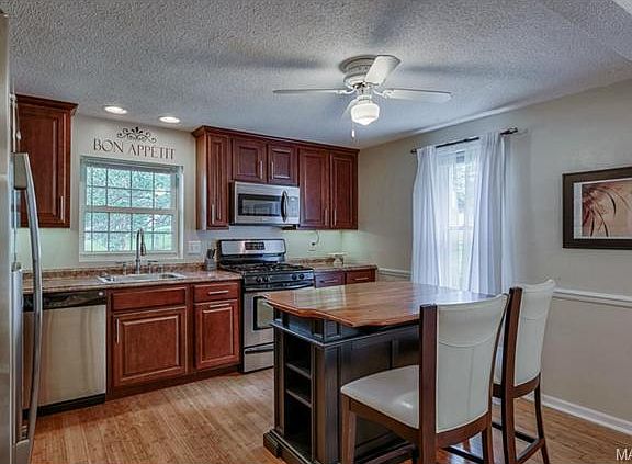 3rd image of 10208 Oak Ave