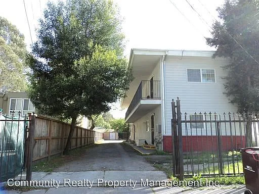 3281 Lynde St photo 1