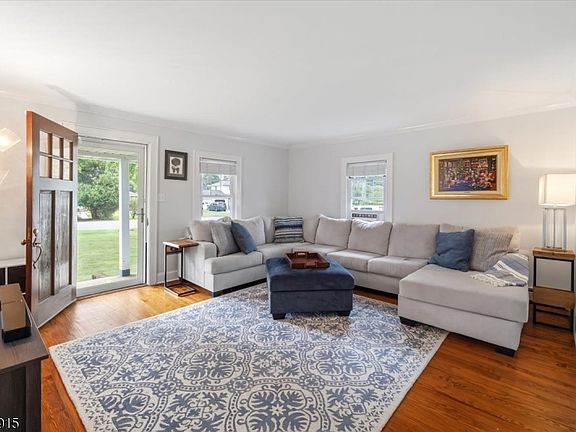 4th image of 203 Pine St