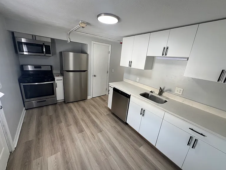 Lake Street Apartments — Photo 15