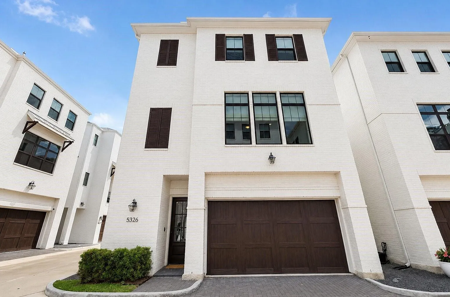 3 bed, 3.5 bath, 3188 sqft, $4,900 — Photo 2