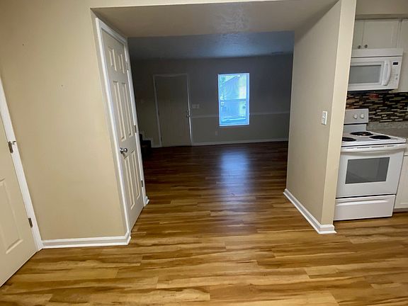 3rd image of 703-1 E Oak St