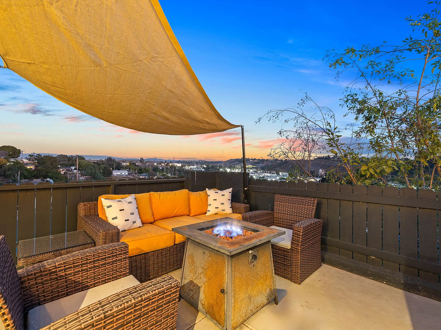 2 bed, 899 sqft, $6,450 — Photo 4