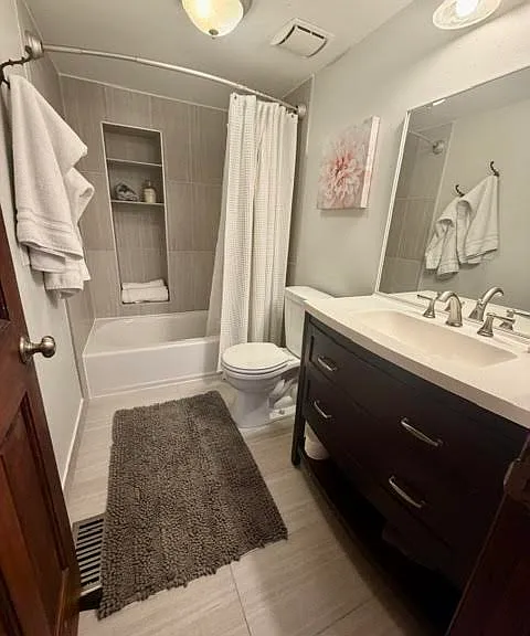 Second Floor Full Bathroom.