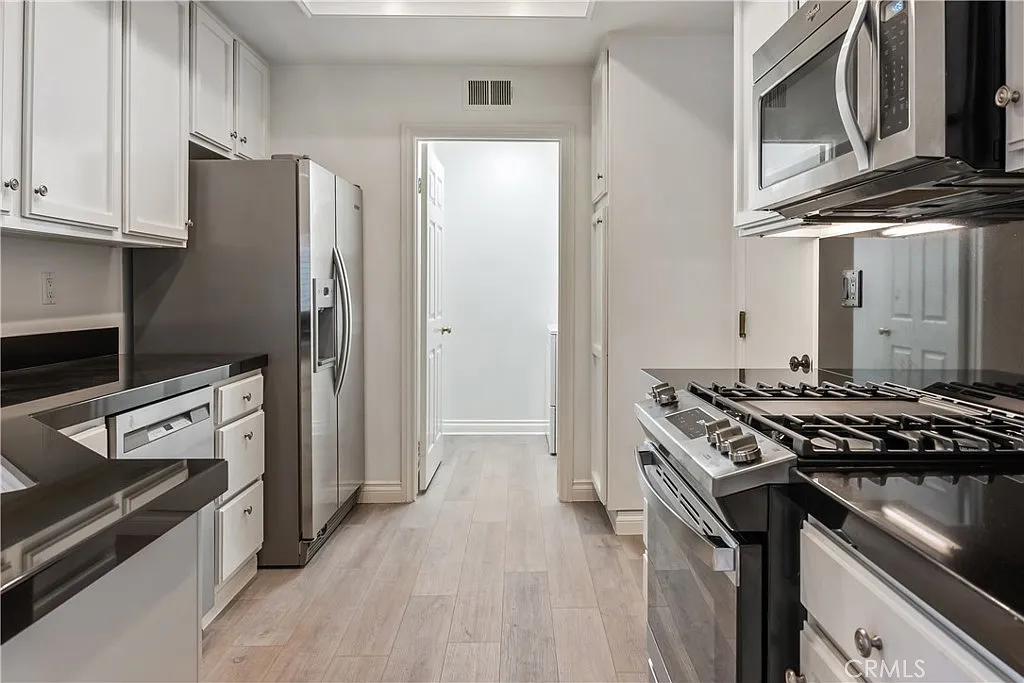 2 bed, 1181 sqft, $5,000 — Photo 2