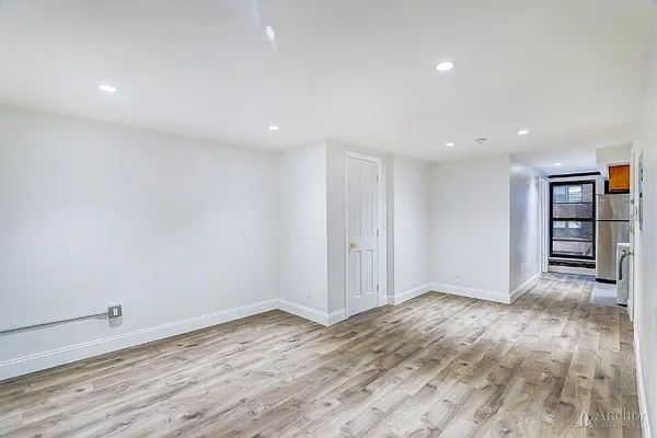 Rented by Anchor Associates | media 4