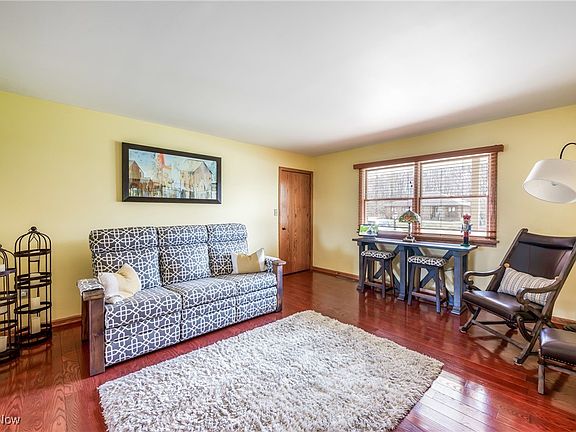 5th image of 408 Hickory Ln