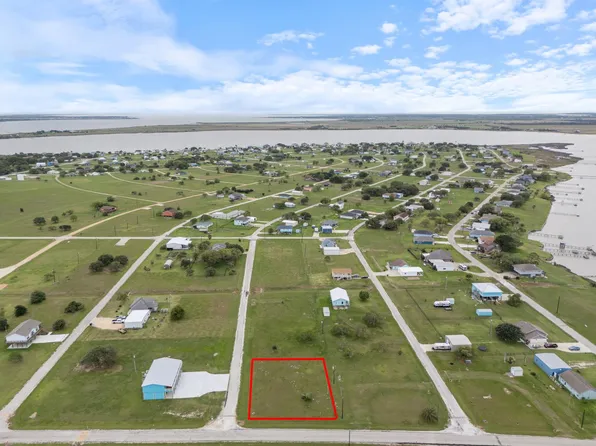 14 Calumet Dr, Palacios, TX 77465