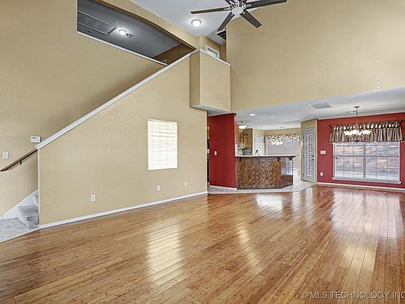 4th image of 1601 Holly Ave