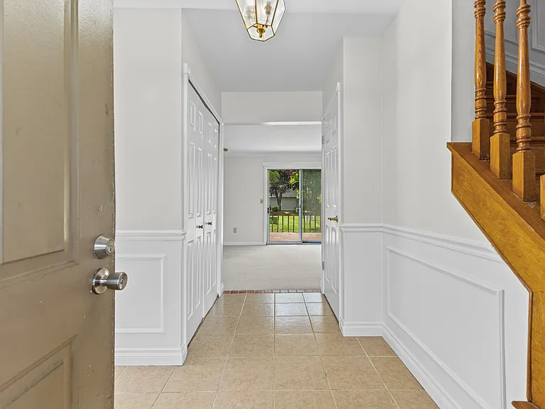 2907 Roundtree Dr — Photo 5