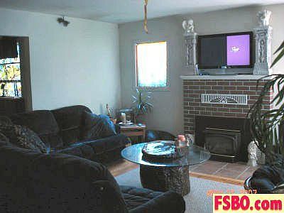 Living room w/gas log fireplace