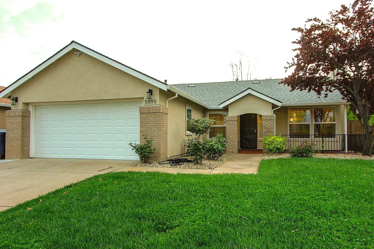 Building Photo - 5595 Rightwood Way