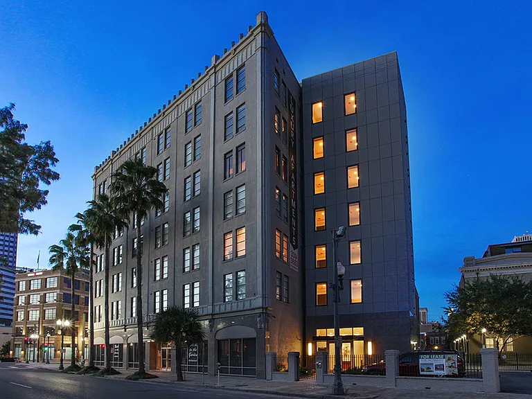 The Howard Luxury Apartments — Photo 22