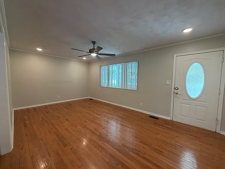 4001 Laurel Dr NW — Photo 2