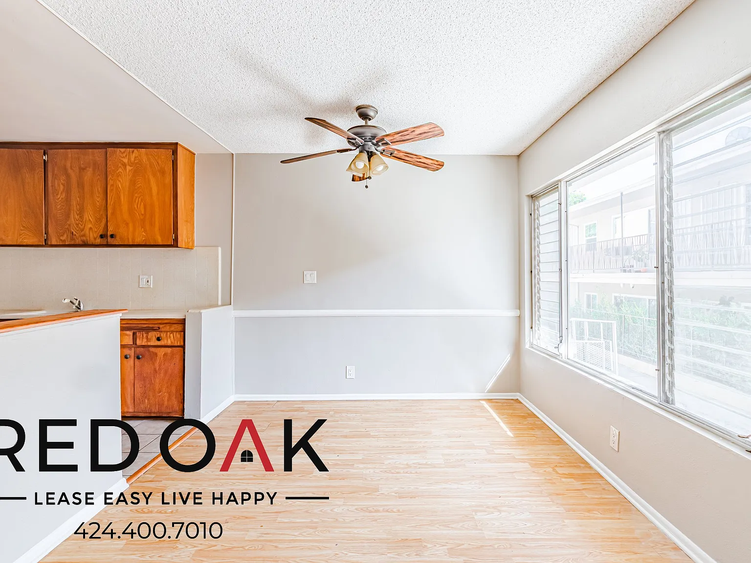 Spacious 1-Bed with Open Floor Plan, Air Conditioning, On-Site Laundry and Parking Included in th... — Photo 2