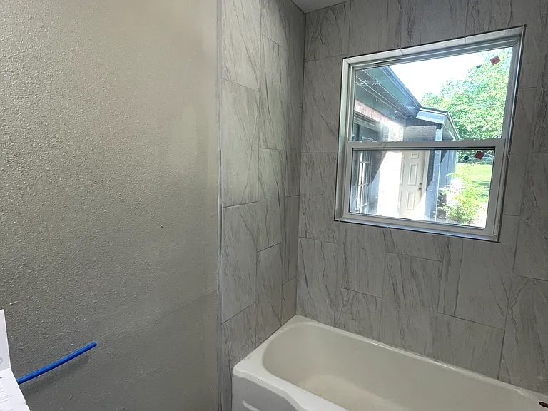 1523 N Englewood Ave — Photo 8