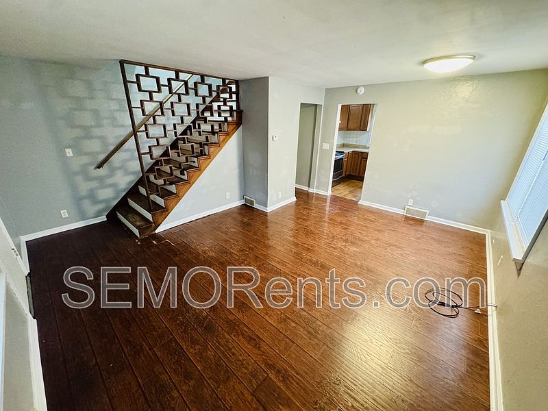 1st image of 301 S Spring St