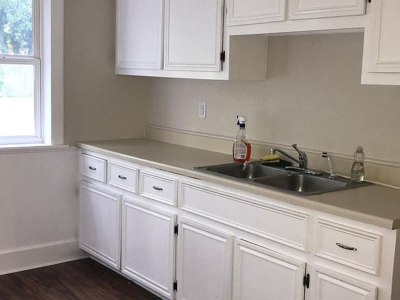 2nd image of 408 Wisteria St