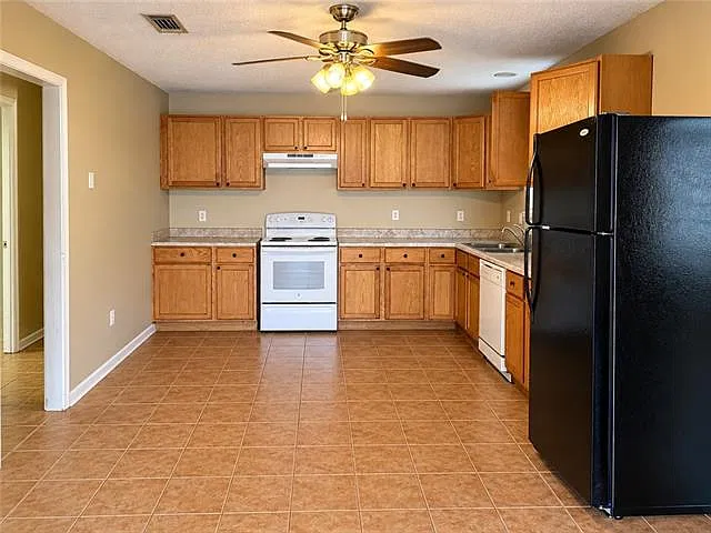 4 bed, 2.0 bath, 1500 sqft, $1,500 — Photo 4