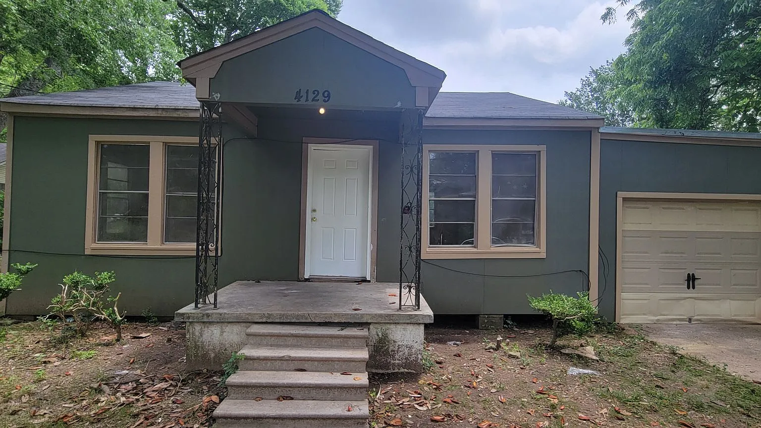Nice 2 bedroom/1 bath home with Single Car Garage! — Photo 1