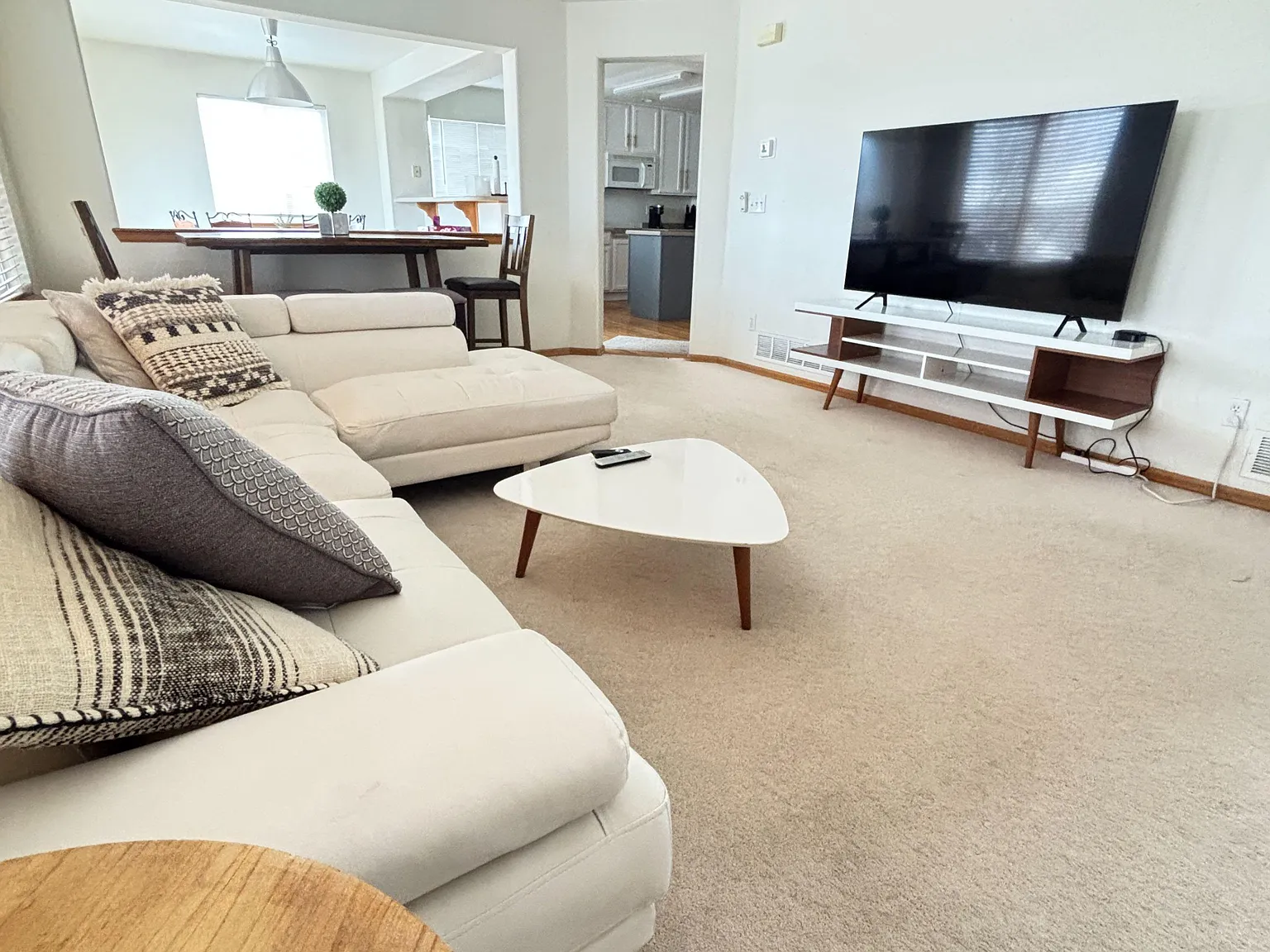 4 bed, 4.0 bath, 5470 sqft, $1,001 — Photo 2