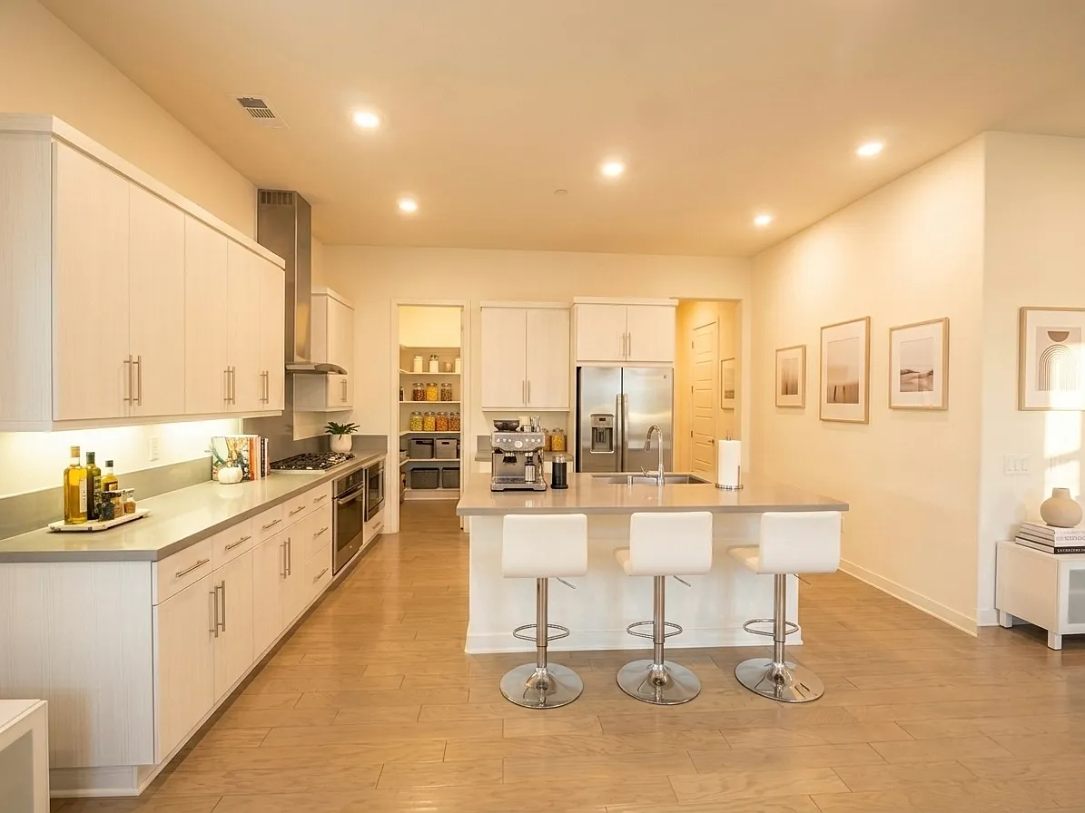 3 bed, 2.5 bath, 2013 sqft, $5,300 — Photo 4