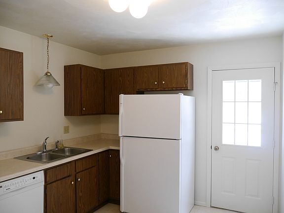 4th image of 1098 Cranston Dr