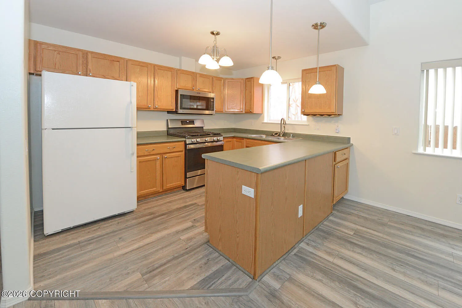 4 bed, 2.5 bath, 1962 sqft, $3,300 — Photo 2