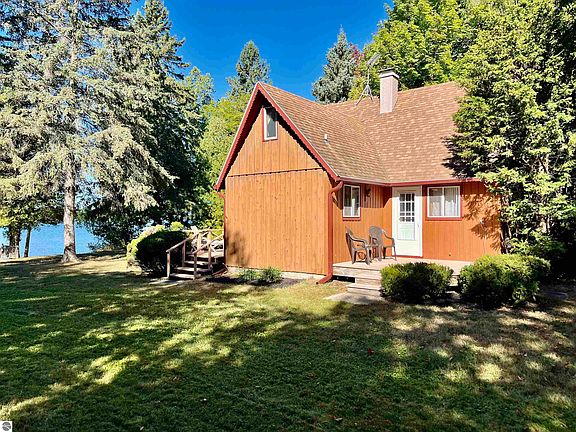 3rd image of 1011 N Sunset Shores Dr