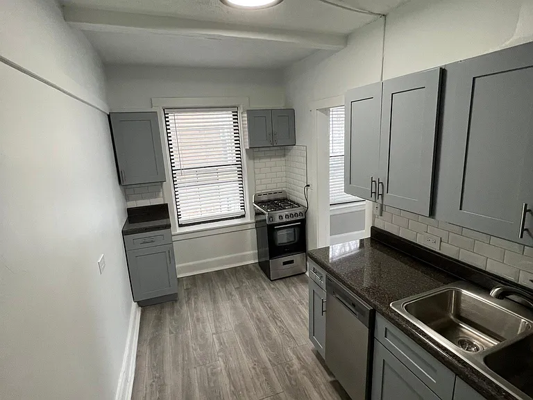 1009 W Oakdale Ave #1A — Photo 3