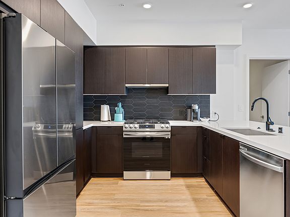 5th image of 5636 De Longpre Ave #507
