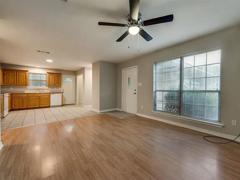 609 Houston St — Photo 7