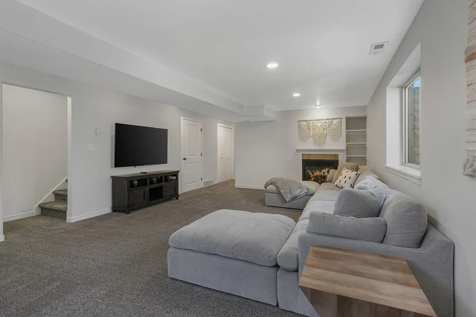 6 bed, 3.0 bath, 3498 sqft, $14,816 — Photo 4