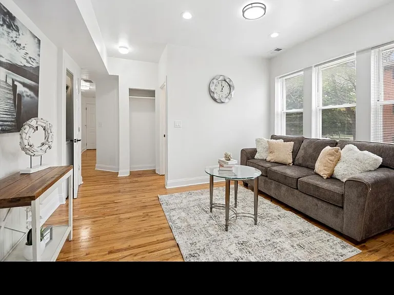 3849 W Ainslie St #1 — Photo 2