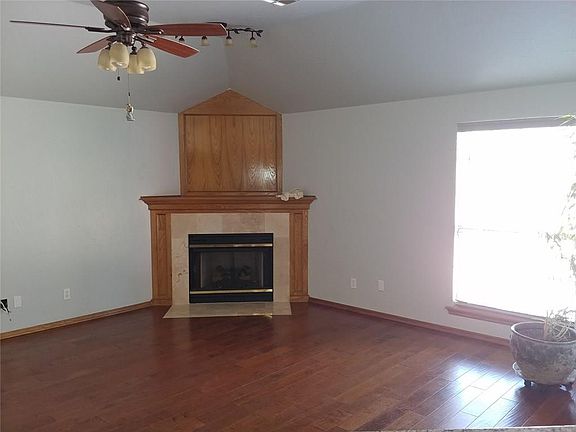 3rd image of 1409 E Persimmon Ln