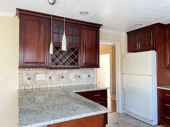 3rd image of 477 Tovar Dr