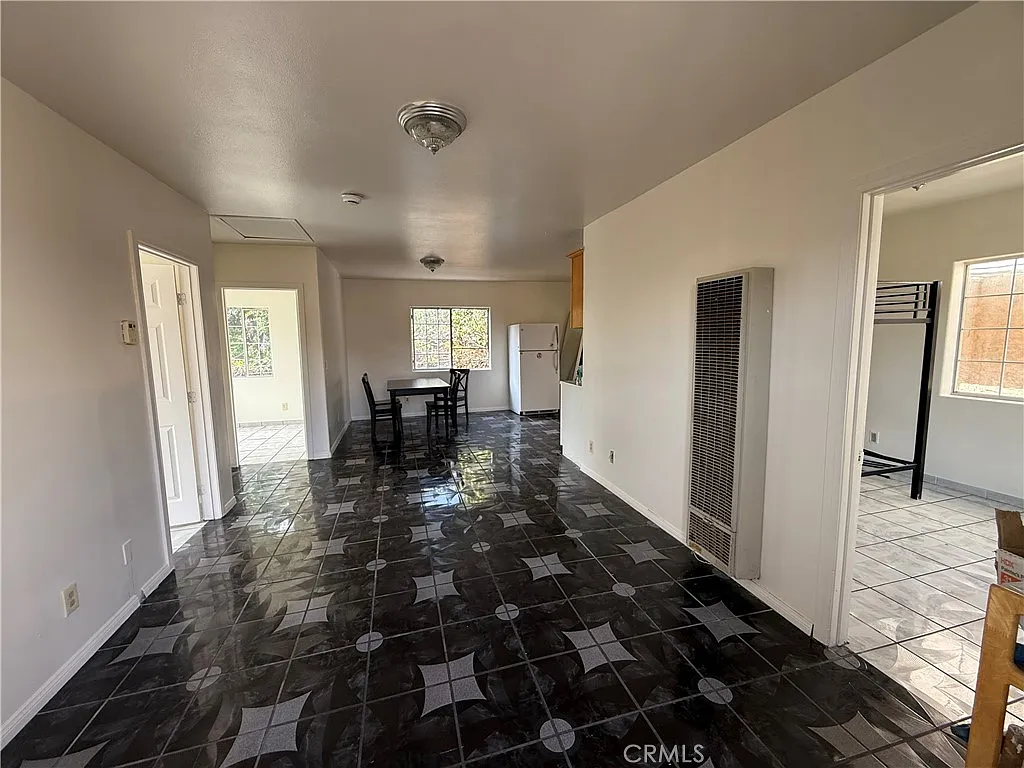 3 bed, 806 sqft, $2,950 — Photo 2