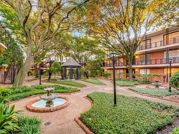 Our outdoor amenity spaces include two swimming pools and resident barbeque areas so you can make the most of the Houston weather