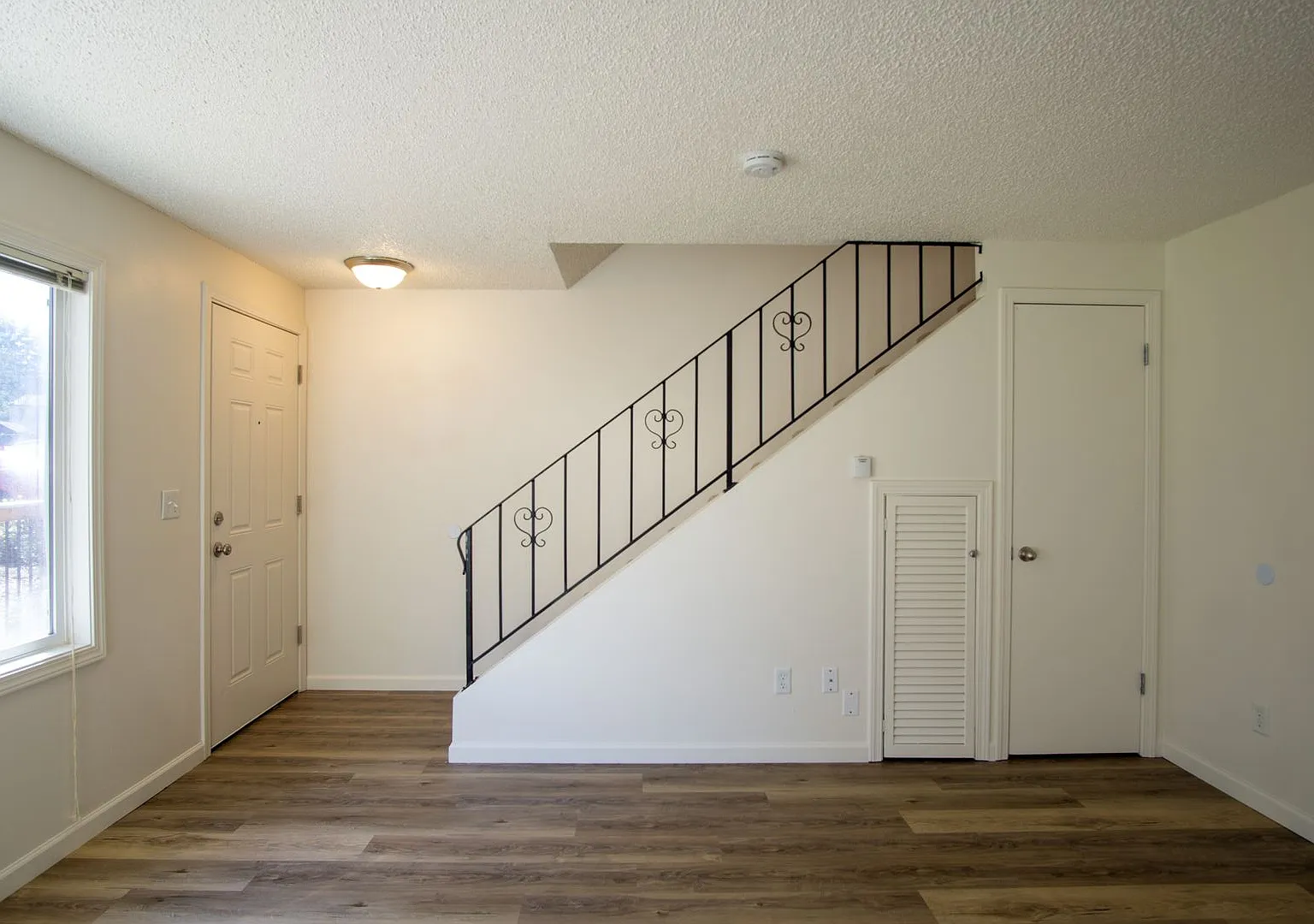 Updated 2 Bedroom Townhouse- Private Patio, Dining Space, Parking, W/D + D/W!! — Photo 3