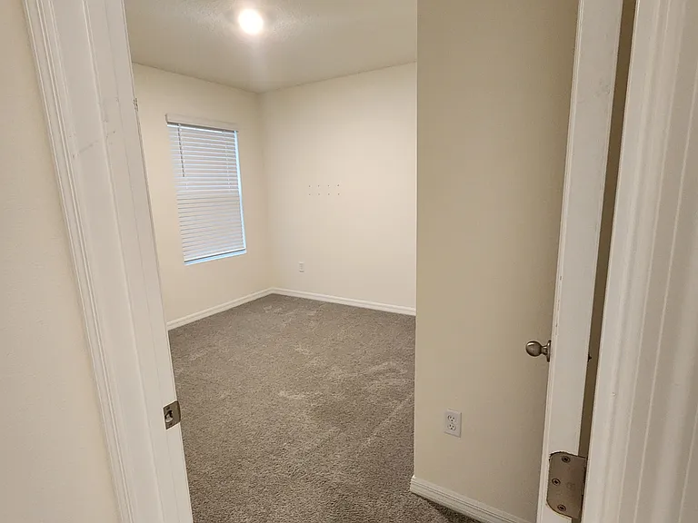 1051 Griffon Ave — Photo 6