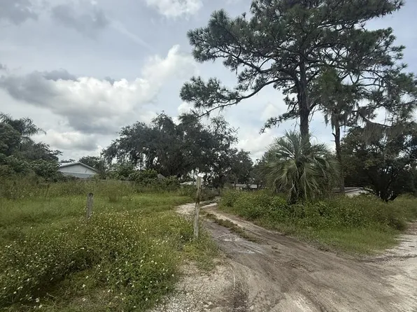 6042 Lewis Dr, Zephyrhills, FL 33542