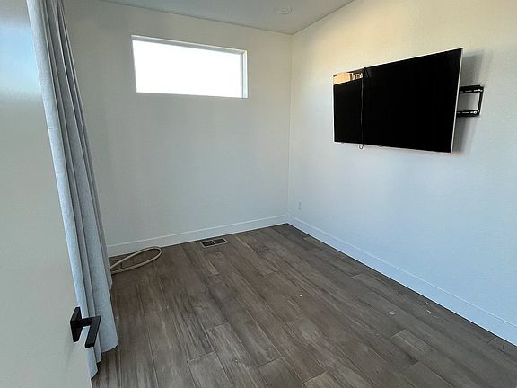 5th image of 1370 Yates St #3